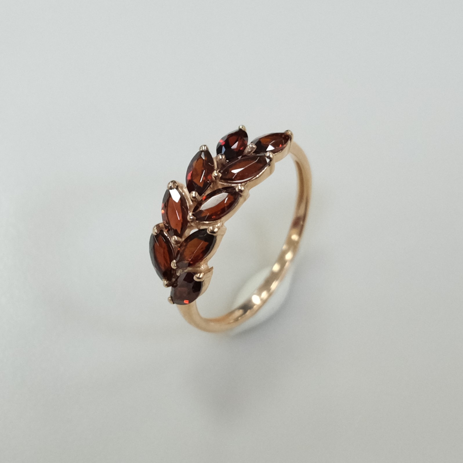 Серебряное кольцо с гранатами